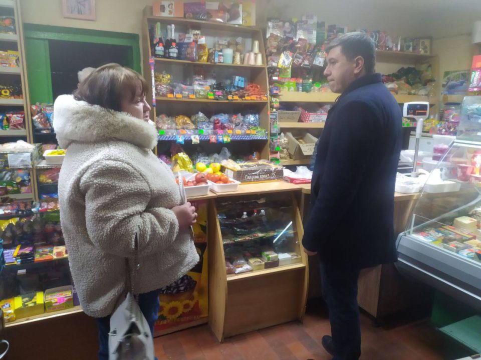 Депутат и представитель «Единой России» нашли в иловайском магазине ряд нарушений Депутат и представитель «Единой России» нашли в иловайском магазине ряд нарушений