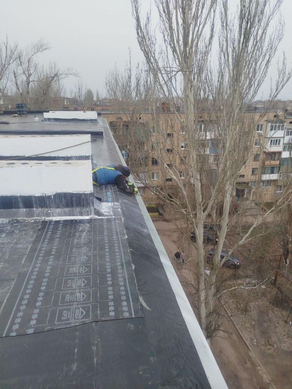 Нижегородские подрядчики продолжают работы по обновлению кровли жилого дома в Харцызске Нижегородские подрядчики продолжают работы по обновлению кровли жилого дома в Харцызске