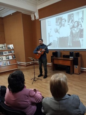 16 декабря в киноклубе библиотеки имени Н.К. Крупской состоялся особый вечер, организованный для семей ветеранов-защитников Родины, состоящих на сопровождении в филиале фонда «Защитники Отечества»