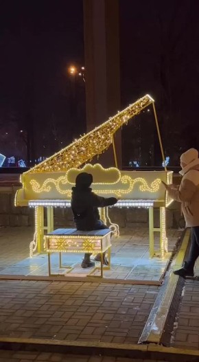 На площади Ленина, в Донецке несмотря на отсутствие елки, праздничная атмосфера