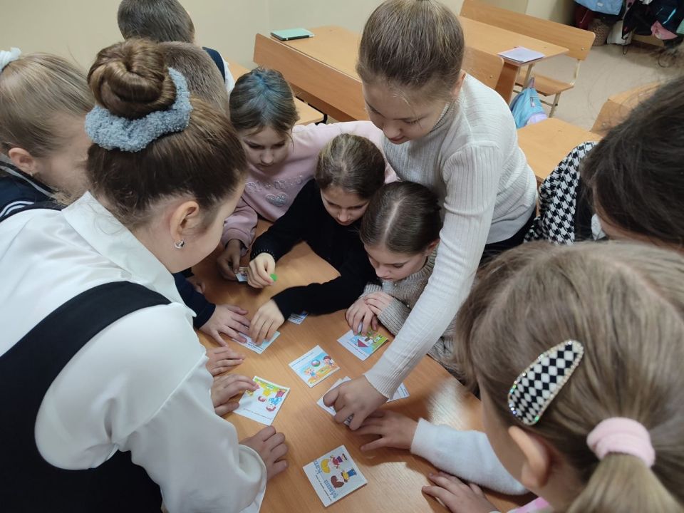 В школах Старобешевского округа прошли внеурочные занятия "Разговоры о важном" В школах Старобешевского округа прошли внеурочные занятия "Разговоры о важном"