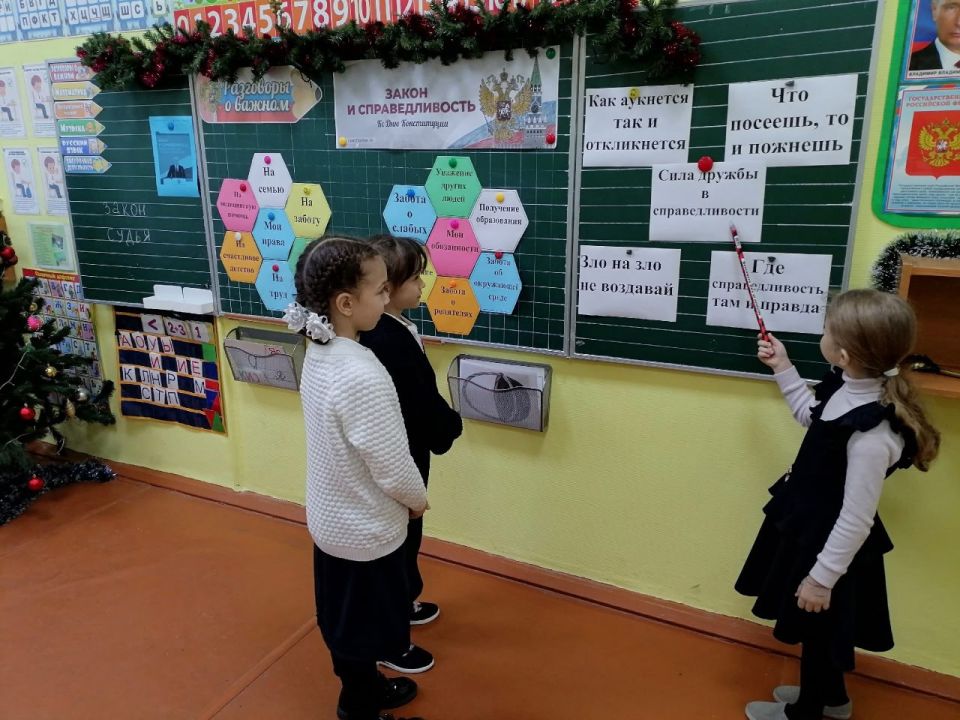 В школах Старобешевского округа прошли внеурочные занятия "Разговоры о важном" В школах Старобешевского округа прошли внеурочные занятия "Разговоры о важном"
