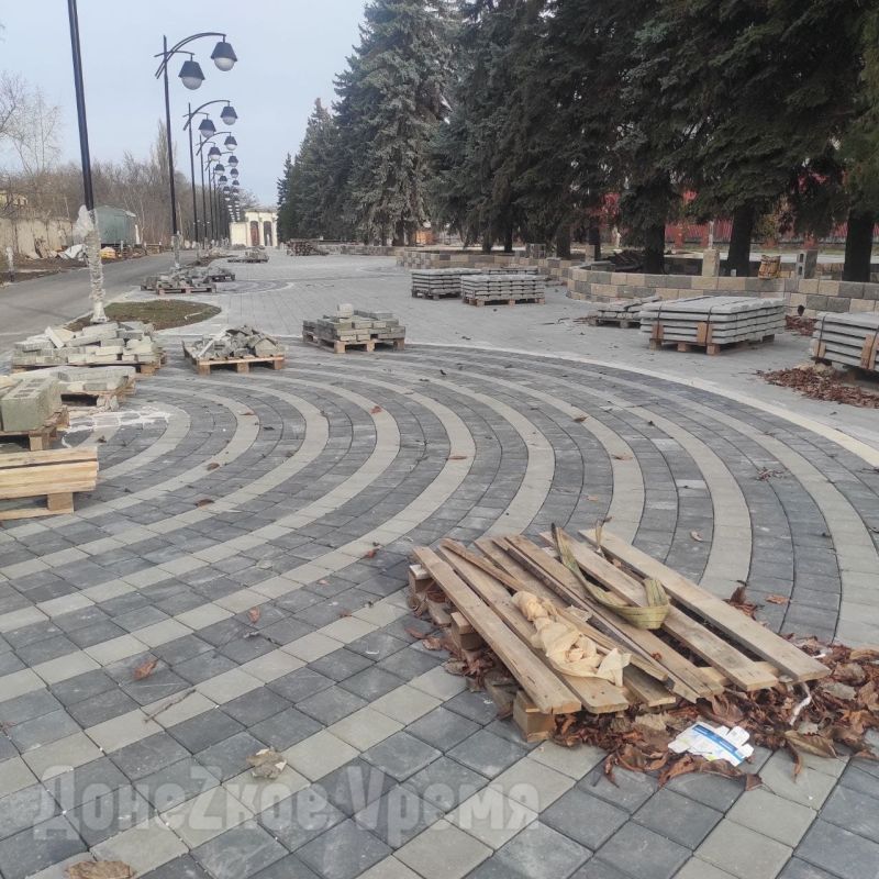 Установили фонари и уложили плитку: в Горловке продолжается капитальный ремонт парка Горького Установили фонари и уложили плитку: в Горловке продолжается капитальный ремонт парка Горького