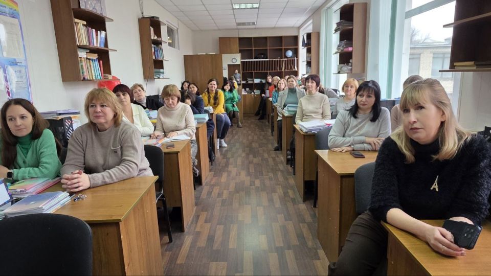 16 декабря заместитель главы администрации городского округа Торез Александр Остапенко провел встречу с трудовым коллективом ГБОУ "Лицей "Спектр" г. о. Торез" 16 декабря заместитель главы администрации городского округа Торез Александр Остапенко провел встречу с трудовым коллективом ГБОУ "Лицей "Спектр" г. о. Торез"