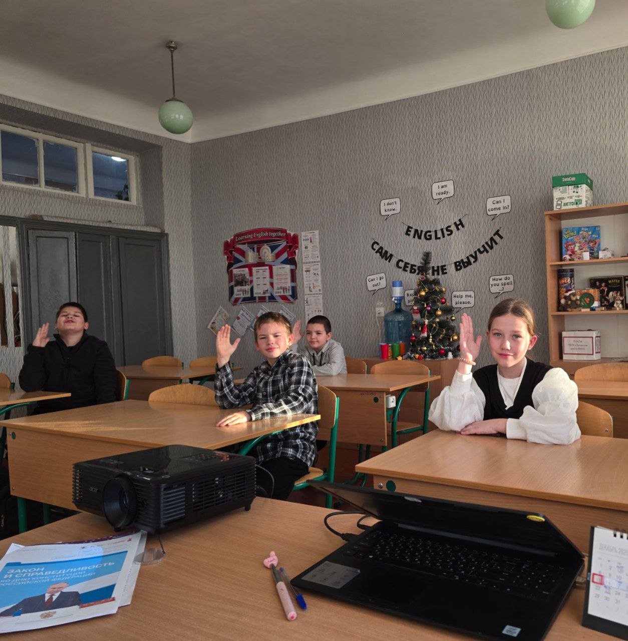 Сегодня учебная неделя началась с традиционной торжественной линейки Сегодня учебная неделя началась с традиционной торжественной линейки