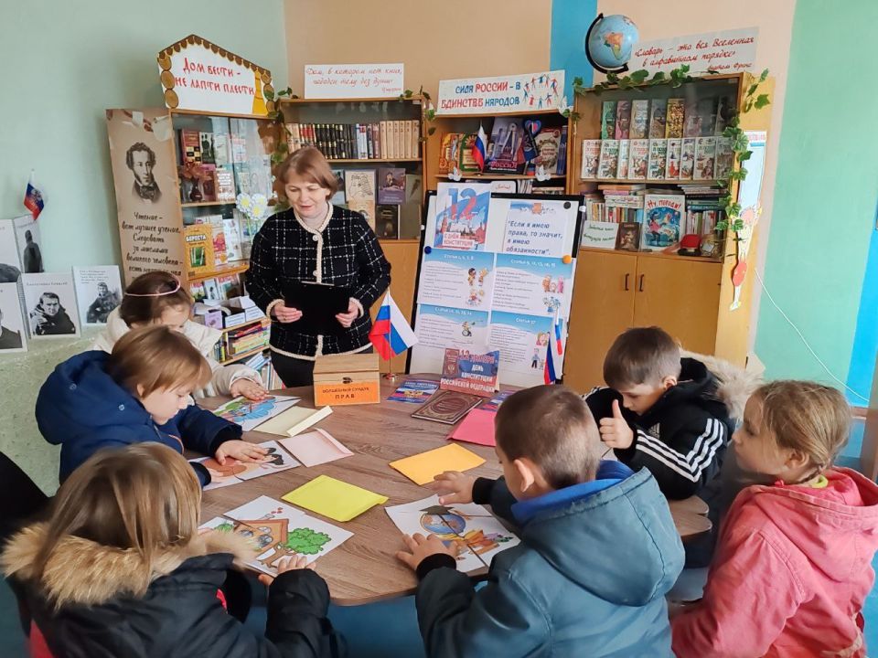 Степнянская библиотека отметили День Конституции Российской Федерации особенным образом! Степнянская библиотека отметили День Конституции Российской Федерации особенным образом!