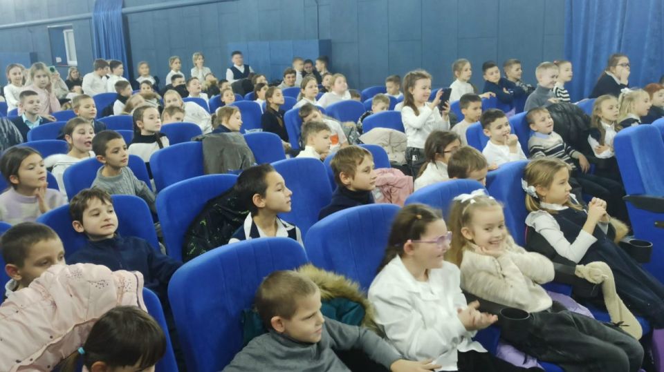 Коллектив Забайкальского государственного театра кукол «Тридевятое царство» прибыл с гастролями в Старобешевский округ Коллектив Забайкальского государственного театра кукол «Тридевятое царство» прибыл с гастролями в Старобешевский округ