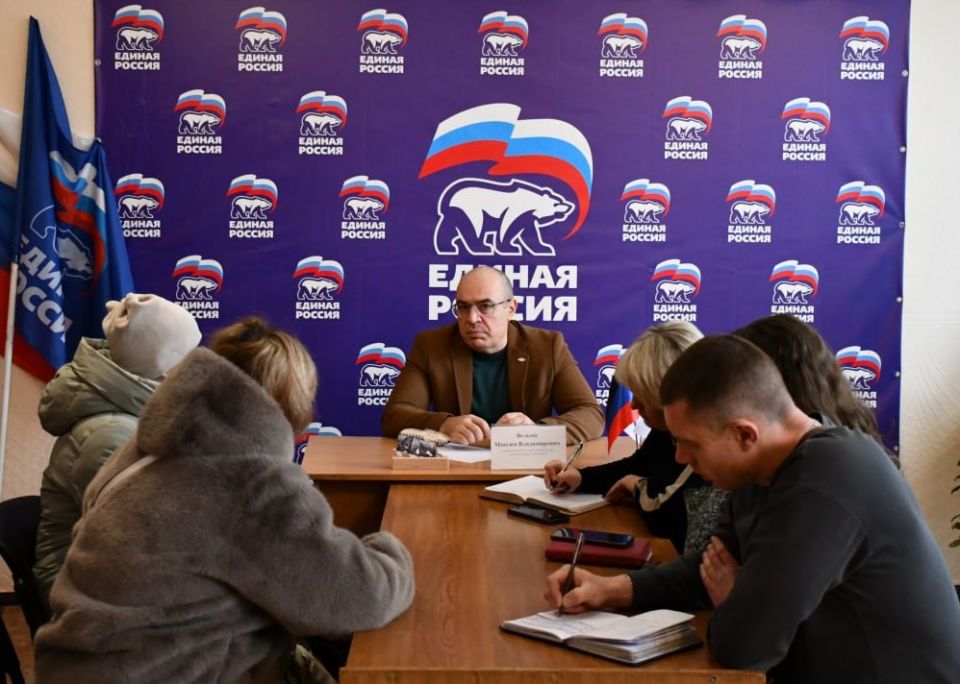 Сегодня, 16 декабря, в общественной приемной Всероссийской политической партии «Единая Россия» первый заместитель главы администрации городского округа Дебальцево Максим Вельма провел прием граждан Сегодня, 16 декабря, в общественной приемной Всероссийской политической партии «Единая Россия» первый заместитель главы администрации городского округа Дебальцево Максим Вельма провел прием граждан