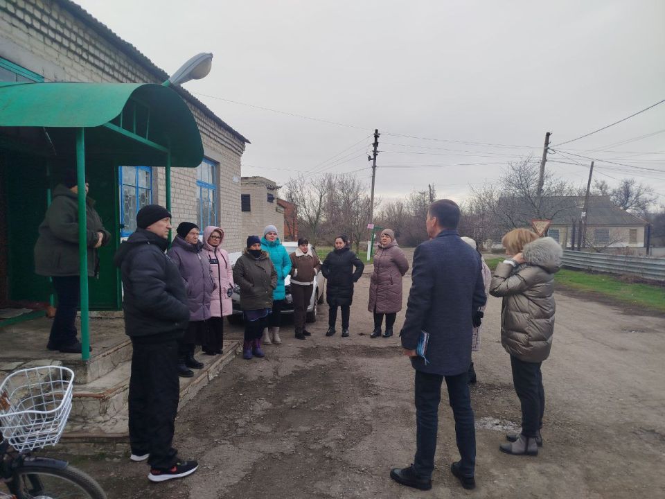 Заместитель главы администрации Старобешевского муниципального округа Осадчий Сергей Евгеньевич провел встречу с гражданами села Петровское Заместитель главы администрации Старобешевского муниципального округа Осадчий Сергей Евгеньевич провел встречу с гражданами села Петровское