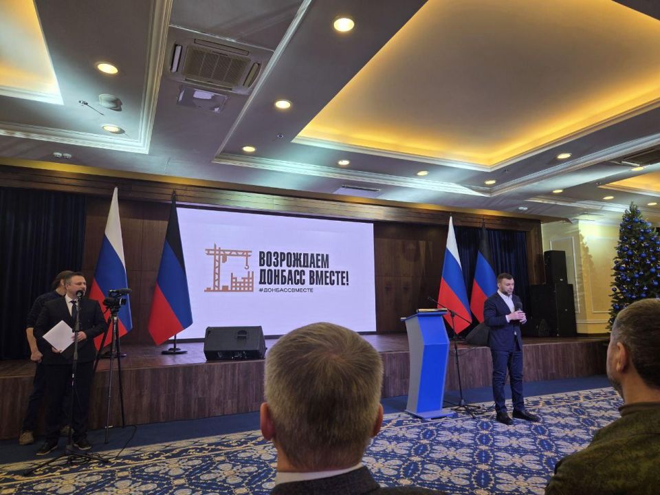 Глава ДНР наградил специалистов Колымы в Донецке Глава ДНР наградил специалистов Колымы в Донецке