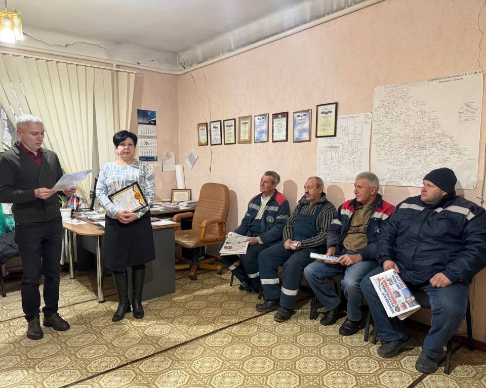 Сегодня, 17 декабря, провёл встречу с трудовым коллективом Моспинского энергоучастка Пролетарского РЭС ПО «Донецкие городские электрические сети» ЮЗЭСК Сегодня, 17 декабря, провёл встречу с трудовым коллективом Моспинского энергоучастка Пролетарского РЭС ПО «Донецкие городские электрические сети» ЮЗЭСК