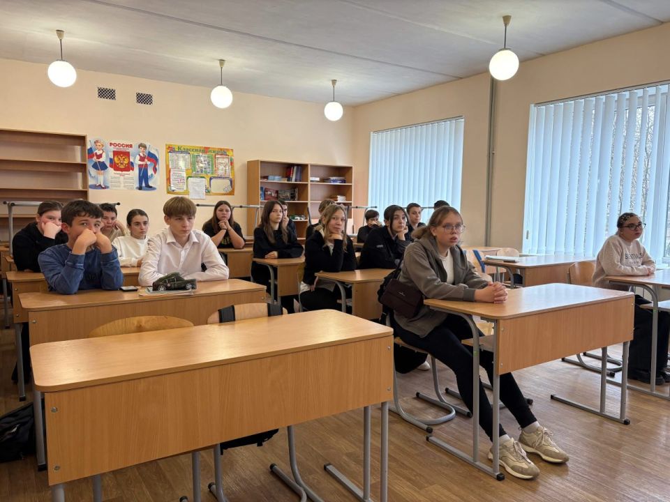 В рамках совместной работы сектора молодежной политики и инспектора подразделения по делам несовершеннолетних лейтенанта полиции в Мирненской школе прошел урок, посвященный профилактике вандализма на детских площадках В рамках совместной работы сектора молодежной политики и инспектора подразделения по делам несовершеннолетних лейтенанта полиции в Мирненской школе прошел урок, посвященный профилактике вандализма на детских площадках