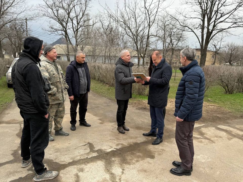 Сегодня, 17 декабря, состоялась встреча с представителями организаций и предприятий, жителями, которые приняли активное участие в установке, сборке и оформлении главной Новогодней ели г. Моспино. Среди них: ООО «Машгорпром»... Сегодня, 17 декабря, состоялась встреча с представителями организаций и предприятий, жителями, которые приняли активное участие в установке, сборке и оформлении главной Новогодней ели г. Моспино. Среди них: ООО «Машгорпром»...