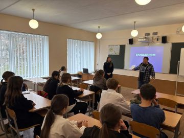 В рамках совместной работы сектора молодежной политики и инспектора подразделения по делам несовершеннолетних лейтенанта полиции в Мирненской школе прошел урок, посвященный профилактике вандализма на детских площадках