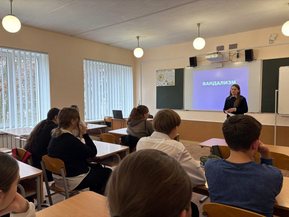 В рамках совместной работы сектора молодежной политики и инспектора подразделения по делам несовершеннолетних лейтенанта полиции в Мирненской школе прошел урок, посвященный профилактике вандализма на детских площадках В рамках совместной работы сектора молодежной политики и инспектора подразделения по делам несовершеннолетних лейтенанта полиции в Мирненской школе прошел урок, посвященный профилактике вандализма на детских площадках