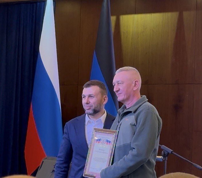 Глава ДНР Денис Пушилин наградил представителей российских регионов, с которыми мы вместе восстанавливаем муниципалитеты Глава ДНР Денис Пушилин наградил представителей российских регионов, с которыми мы вместе восстанавливаем муниципалитеты