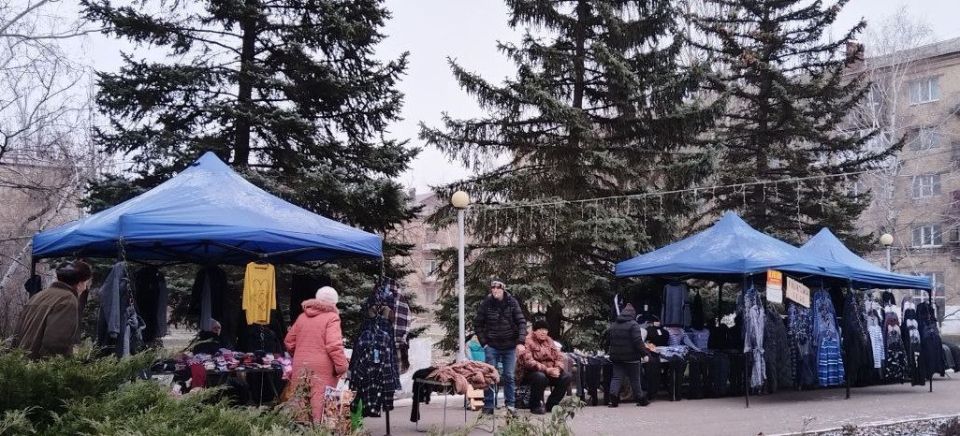 В Ждановке прошла ярмарка. 17 декабря у Ждановского Центра культуры и досуга были представлены товары от производителей и предпринимателей из разных городов Донецкой Народной Республики В Ждановке прошла ярмарка. 17 декабря у Ждановского Центра культуры и досуга были представлены товары от производителей и предпринимателей из разных городов Донецкой Народной Республики