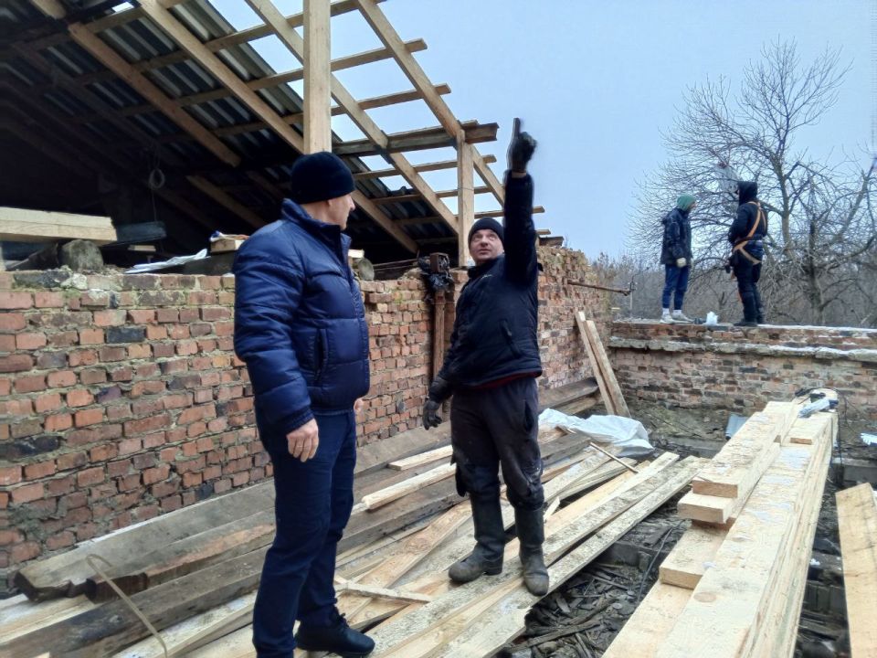 Александр Пеняев: Во время рабочей поездки в Пантелеймоновку побывал в местном культурном центре – поселковом Дворце культуры, который за годы войны не раз становился объектом вражеских атак и стал практически непригоден для... Александр Пеняев: Во время рабочей поездки в Пантелеймоновку побывал в местном культурном центре – поселковом Дворце культуры, который за годы войны не раз становился объектом вражеских атак и стал практически непригоден для...