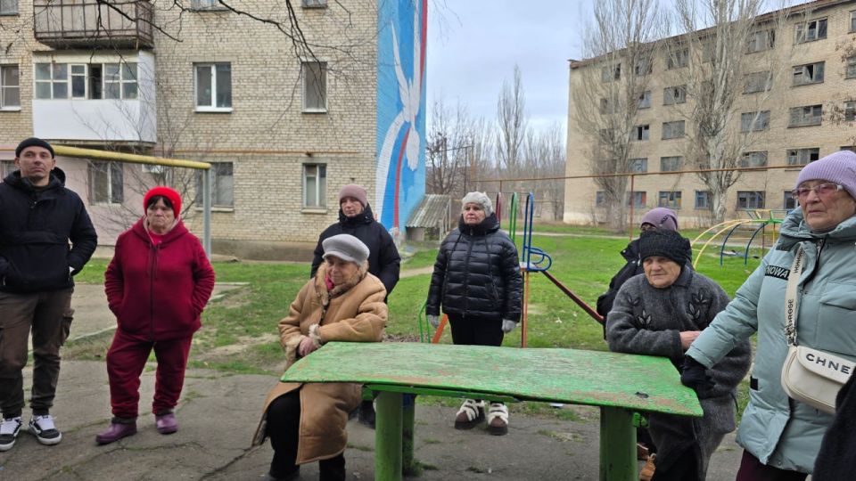 Первый заместитель главы Администрации Старобешевского муниципального округа Алексей Черкашин провел сход граждан в городе Комсомольское Первый заместитель главы Администрации Старобешевского муниципального округа Алексей Черкашин провел сход граждан в городе Комсомольское