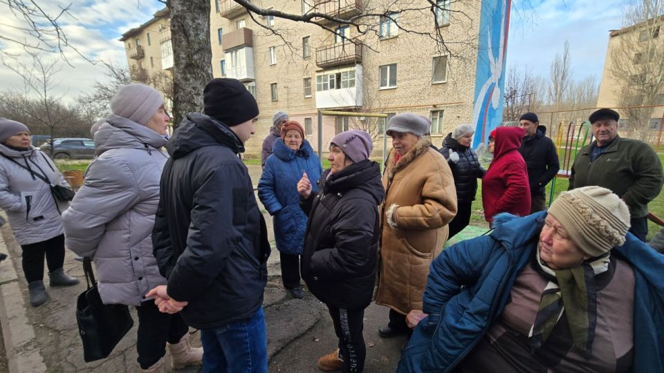 Первый заместитель главы Администрации Старобешевского муниципального округа Алексей Черкашин провел сход граждан в городе Комсомольское Первый заместитель главы Администрации Старобешевского муниципального округа Алексей Черкашин провел сход граждан в городе Комсомольское