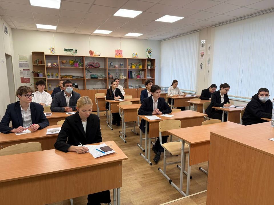 В начале месяца одиннадцатиклассники Тельмановской гимназии написали свою первую серьезную работу — итоговое сочинение (изложение) В начале месяца одиннадцатиклассники Тельмановской гимназии написали свою первую серьезную работу — итоговое сочинение (изложение)