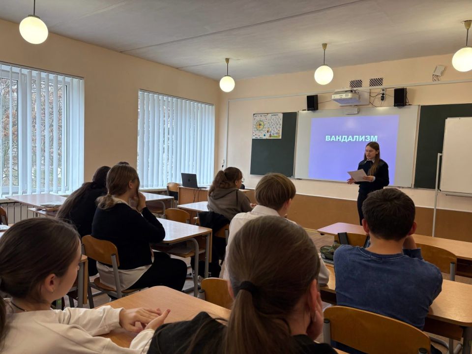 В рамках совместной работы сектора молодежной политики и инспектора подразделения по делам несовершеннолетних лейтенанта полиции в Мирненской школе прошел урок, посвященный профилактике вандализма на детских площадках В рамках совместной работы сектора молодежной политики и инспектора подразделения по делам несовершеннолетних лейтенанта полиции в Мирненской школе прошел урок, посвященный профилактике вандализма на детских площадках