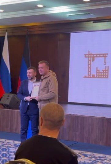 Глава ДНР Денис Пушилин наградил представителей российских регионов, с которыми мы вместе восстанавливаем муниципалитеты Глава ДНР Денис Пушилин наградил представителей российских регионов, с которыми мы вместе восстанавливаем муниципалитеты
