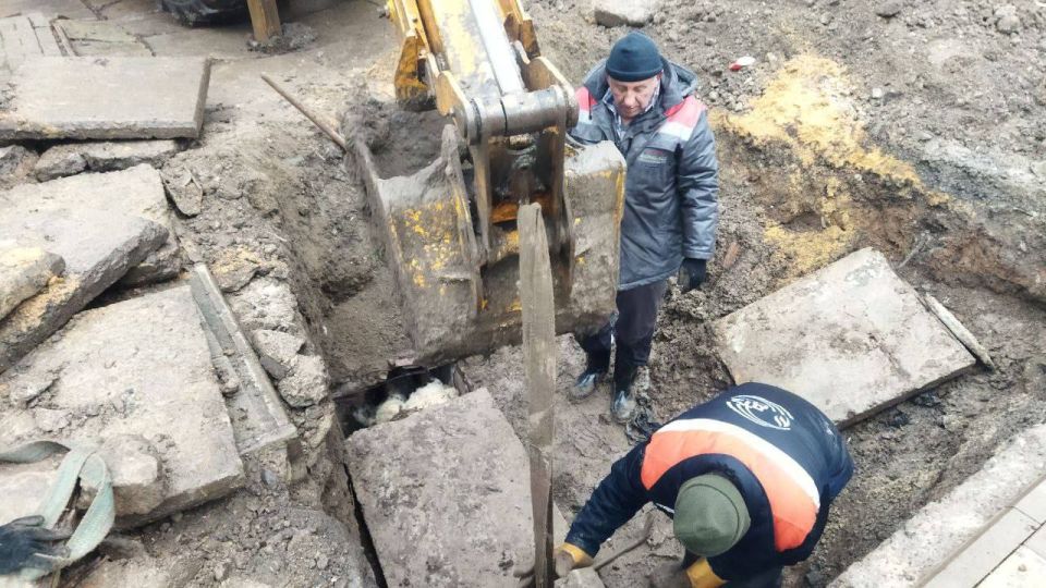 ОПЕРАТИВНАЯ ЛИКВИДАЦИЯ АВАРИИ НА ТЕПЛОТРАССЕ В АМВРОСИЕВКЕ ОПЕРАТИВНАЯ ЛИКВИДАЦИЯ АВАРИИ НА ТЕПЛОТРАССЕ В АМВРОСИЕВКЕ