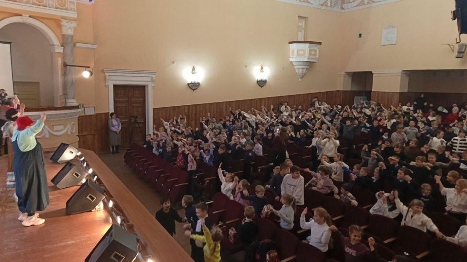 Николай Михайлов: Артисты театра кукол из Забайкалья выступили для юных жителей города Комсомольское Старобешевского округа Николай Михайлов: Артисты театра кукол из Забайкалья выступили для юных жителей города Комсомольское Старобешевского округа