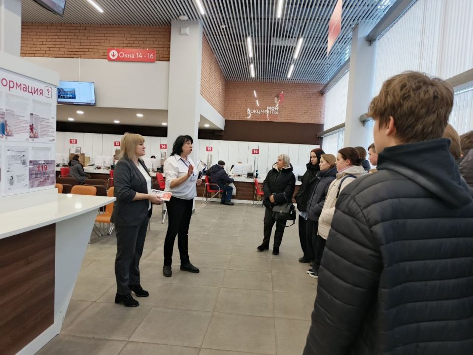 Мариупольским старшеклассникам организовали профориентационный тур в центр «Мои документы» Мариупольским старшеклассникам организовали профориентационный тур в центр «Мои документы»