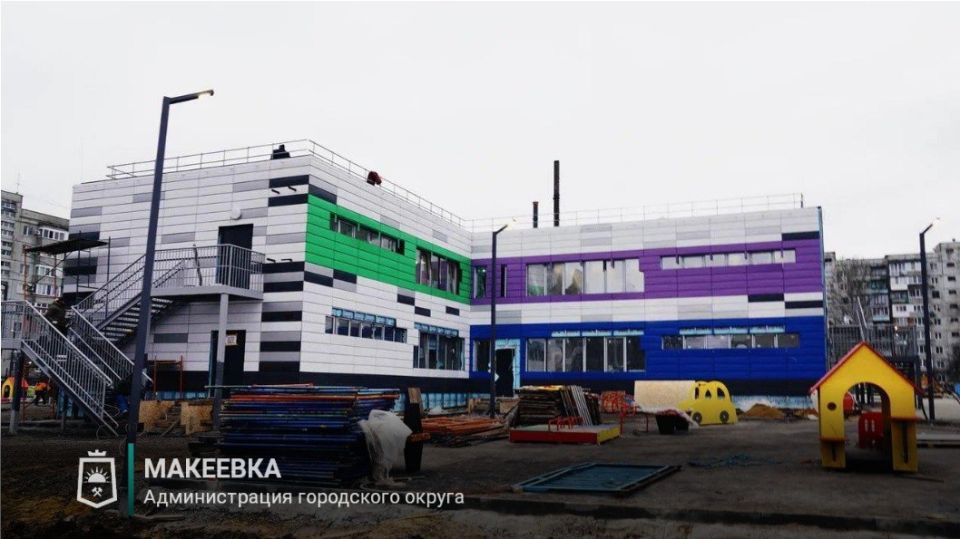 Александр Подгорный: Югорские строители завершили работы на фасаде макеевского детсада № 19 Александр Подгорный: Югорские строители завершили работы на фасаде макеевского детсада № 19