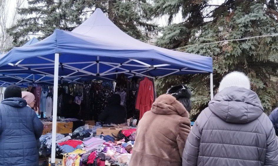 В Ждановке прошла ярмарка. 17 декабря у Ждановского Центра культуры и досуга были представлены товары от производителей и предпринимателей из разных городов Донецкой Народной Республики В Ждановке прошла ярмарка. 17 декабря у Ждановского Центра культуры и досуга были представлены товары от производителей и предпринимателей из разных городов Донецкой Народной Республики