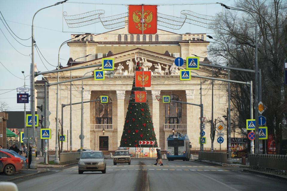 Новогодняя красавица напротив драмтеатра Мариуполя готова к праздникам! Ее окончательный вид поражает яркостью Новогодняя красавица напротив драмтеатра Мариуполя готова к праздникам! Ее окончательный вид поражает яркостью