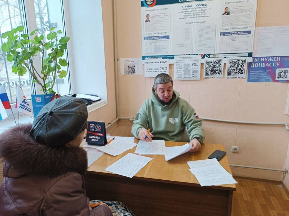 Сегодня, 17 декабря депутат Народного совета ДНР первого созыва Александр Камышов провёл приём граждан в Общественной приемной Председателя партии «Единая Россия» Червоногвардейского района городского округа Макеевка Сегодня, 17 декабря депутат Народного совета ДНР первого созыва Александр Камышов провёл приём граждан в Общественной приемной Председателя партии «Единая Россия» Червоногвардейского района городского округа Макеевка