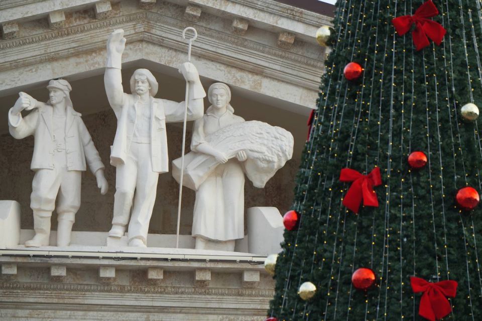Новогодняя красавица напротив драмтеатра Мариуполя готова к праздникам! Ее окончательный вид поражает яркостью Новогодняя красавица напротив драмтеатра Мариуполя готова к праздникам! Ее окончательный вид поражает яркостью