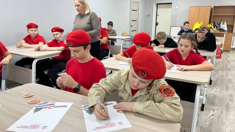 Юнармейцы из Кировского участвуют в акции «Посылка солдату» Юнармейцы из Кировского участвуют в акции «Посылка солдату»