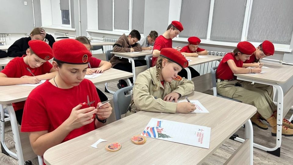Юнармейцы из Кировского участвуют в акции «Посылка солдату» Юнармейцы из Кировского участвуют в акции «Посылка солдату»