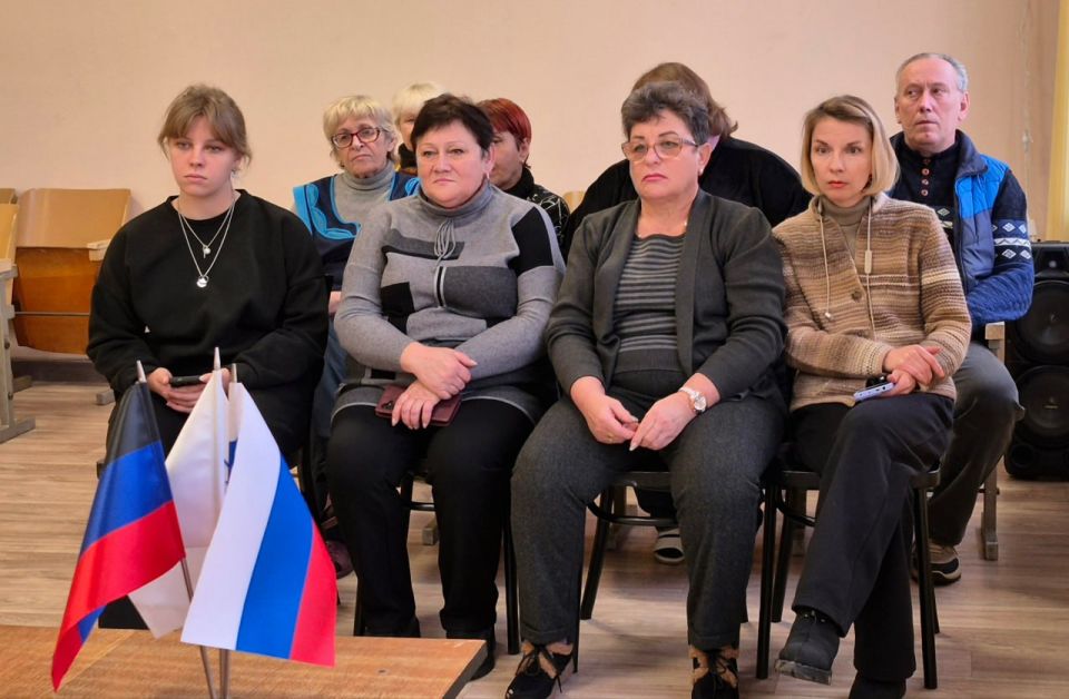 17 декабря 2025 г. заместитель главы администрации городского округа Дебальцево Оксана Викторовна Козлова провела встречу с трудовым коллективом центра детского и юношеского творчества 17 декабря 2025 г. заместитель главы администрации городского округа Дебальцево Оксана Викторовна Козлова провела встречу с трудовым коллективом центра детского и юношеского творчества