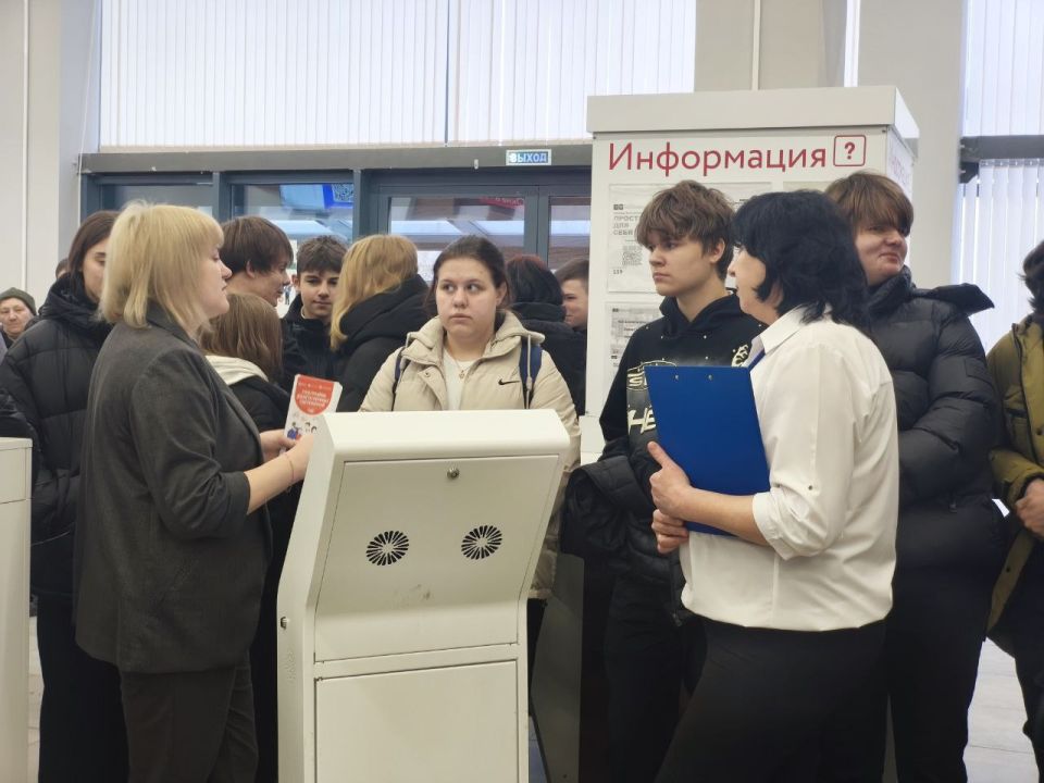 Мариупольским старшеклассникам организовали профориентационный тур в центр «Мои документы» Мариупольским старшеклассникам организовали профориентационный тур в центр «Мои документы»