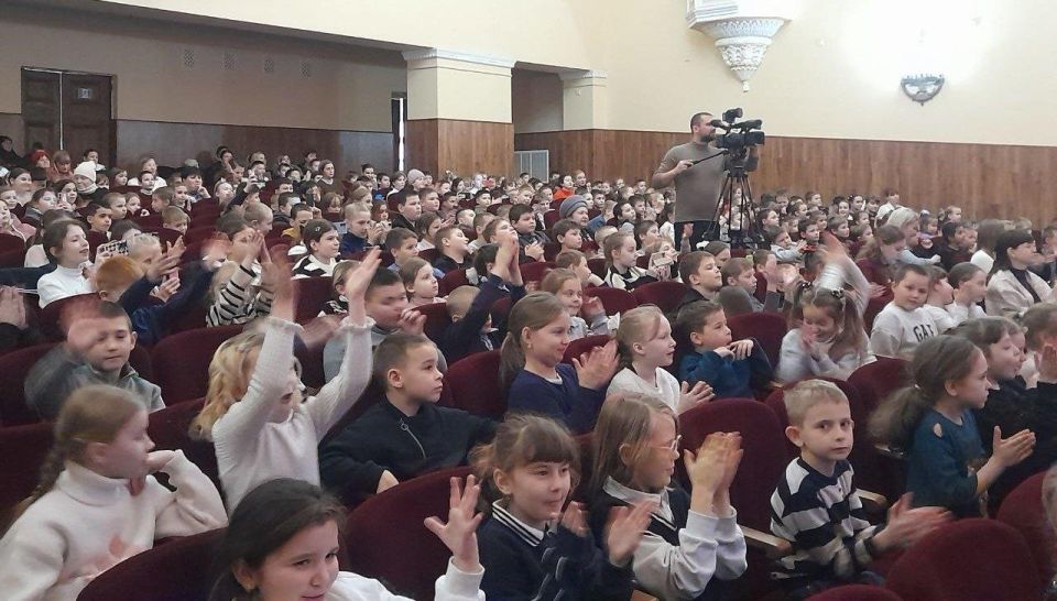 Николай Михайлов: Артисты театра кукол из Забайкалья выступили для юных жителей города Комсомольское Старобешевского округа Николай Михайлов: Артисты театра кукол из Забайкалья выступили для юных жителей города Комсомольское Старобешевского округа