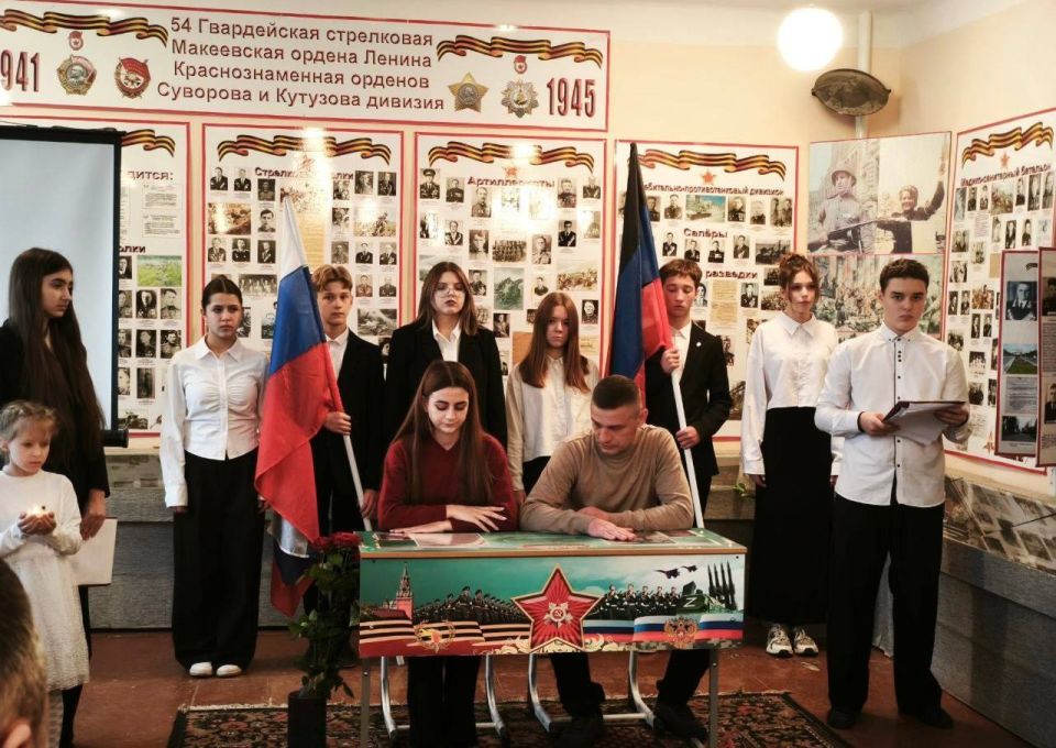9 декабря в ГБОУ "СШ № 59 Г.О. МАКЕЕВКА" состоялось открытие Парты Героя, посвященной учащемуся школы Романенко Руслану Романовичу, участнику специальной военной операции 9 декабря в ГБОУ "СШ № 59 Г.О. МАКЕЕВКА" состоялось открытие Парты Героя, посвященной учащемуся школы Романенко Руслану Романовичу, участнику специальной военной операции