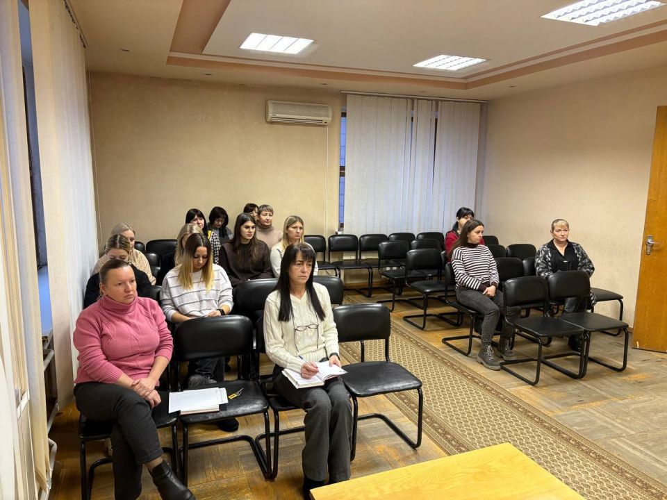 Сегодня,17 декабря, Руководитель Управы Ленинского внутригородского района Администрации городского округа Донецк Татьяна Темникова провела расширенное аппаратное совещание Сегодня,17 декабря, Руководитель Управы Ленинского внутригородского района Администрации городского округа Донецк Татьяна Темникова провела расширенное аппаратное совещание