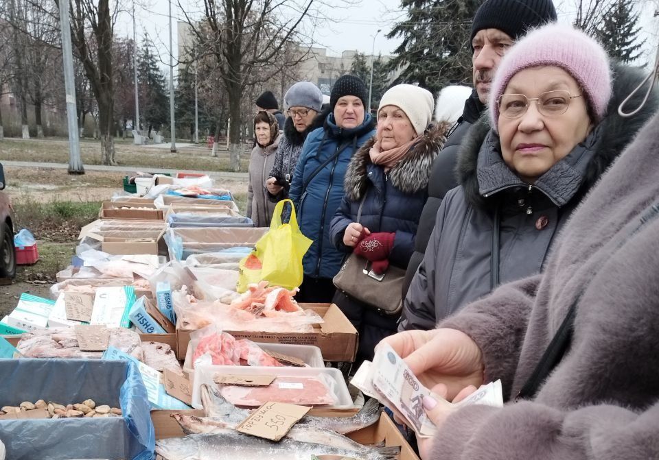 В Ждановке прошла ярмарка. 17 декабря у Ждановского Центра культуры и досуга были представлены товары от производителей и предпринимателей из разных городов Донецкой Народной Республики В Ждановке прошла ярмарка. 17 декабря у Ждановского Центра культуры и досуга были представлены товары от производителей и предпринимателей из разных городов Донецкой Народной Республики