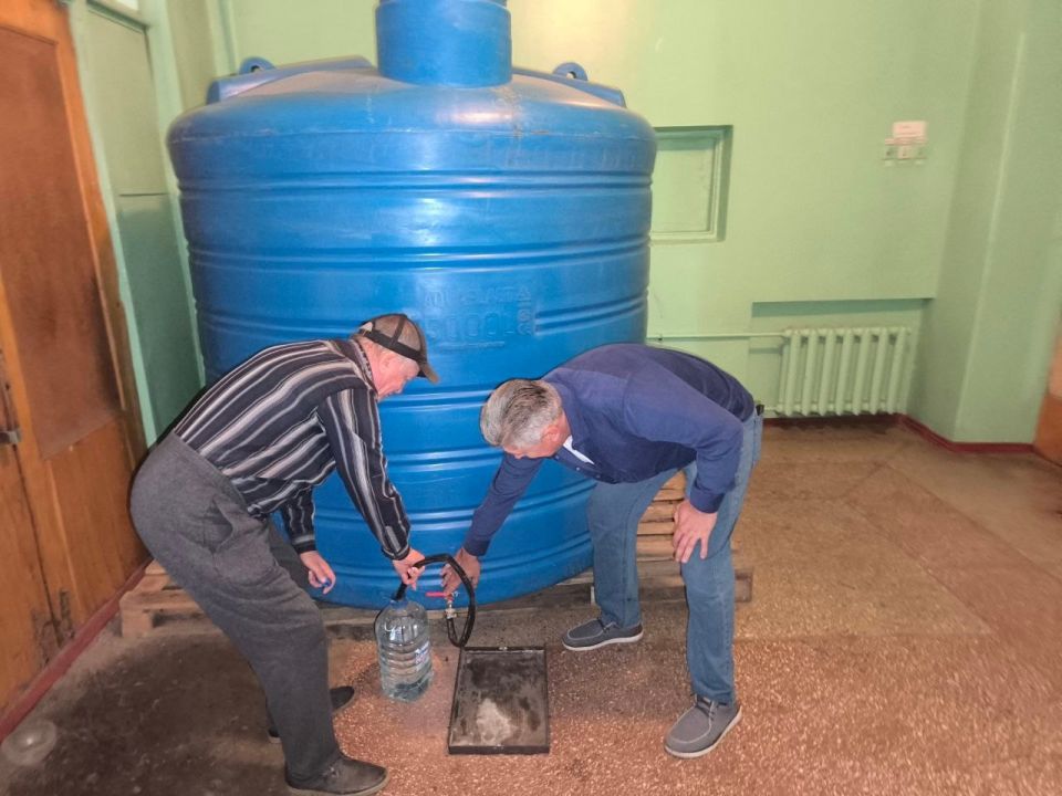 Роман Конев: 17 декабря 2025 года депутаты Горловского городского совета от фракции «Единая Россия» – София Потапова, Александр Бобровский, Николай Гальченко, Андрей Костюк, Алексей Костин – осуществили адресный подвоз воды... Роман Конев: 17 декабря 2025 года депутаты Горловского городского совета от фракции «Единая Россия» – София Потапова, Александр Бобровский, Николай Гальченко, Андрей Костюк, Алексей Костин – осуществили адресный подвоз воды...