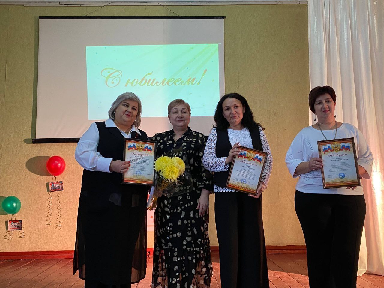 12 декабря ГБОУ "СШ № 92 Г.О. МАКЕЕВКА» отпраздновала свой 70-летний юбилей 12 декабря ГБОУ "СШ № 92 Г.О. МАКЕЕВКА» отпраздновала свой 70-летний юбилей