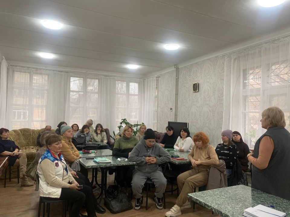 17 декабря управляющий делами администрации городского округа Торез Наталья Бекетова провела встречу с трудовым коллективом ГБУСО «Комплексный центр обслуживания населения города Тореза» 17 декабря управляющий делами администрации городского округа Торез Наталья Бекетова провела встречу с трудовым коллективом ГБУСО «Комплексный центр обслуживания населения города Тореза»