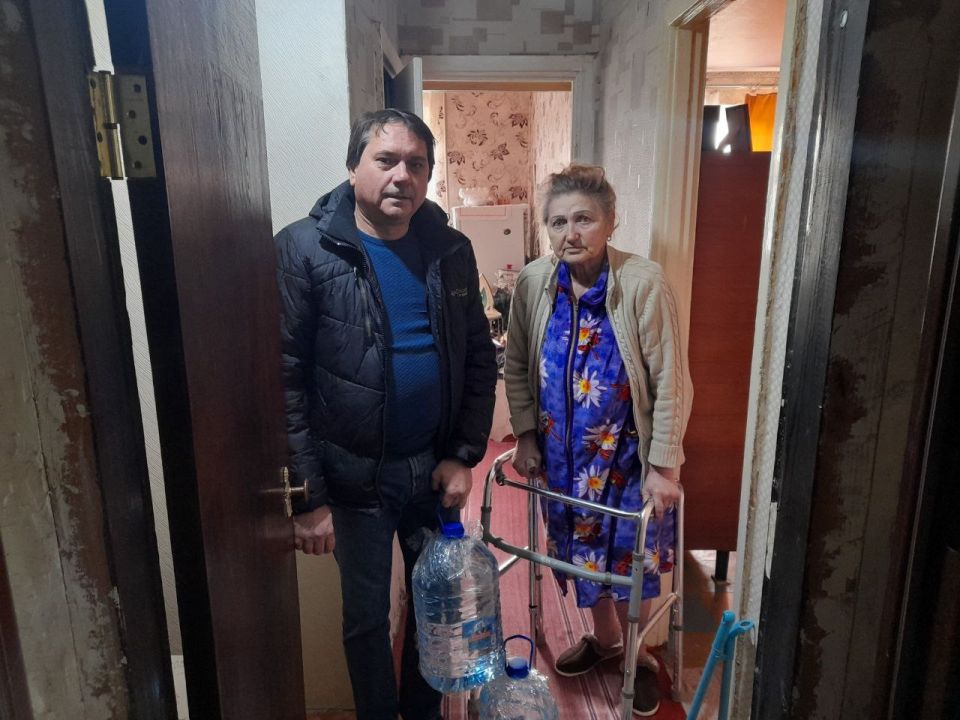 Роман Конев: 17 декабря 2025 года депутаты Горловского городского совета от фракции «Единая Россия» – София Потапова, Александр Бобровский, Николай Гальченко, Андрей Костюк, Алексей Костин – осуществили адресный подвоз воды... Роман Конев: 17 декабря 2025 года депутаты Горловского городского совета от фракции «Единая Россия» – София Потапова, Александр Бобровский, Николай Гальченко, Андрей Костюк, Алексей Костин – осуществили адресный подвоз воды...