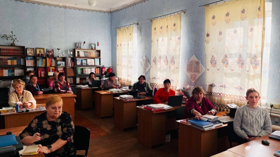 Сегодня Управляющий делами Администрации Тельмановского округа провела встречу в Коньковской школе Сегодня Управляющий делами Администрации Тельмановского округа провела встречу в Коньковской школе