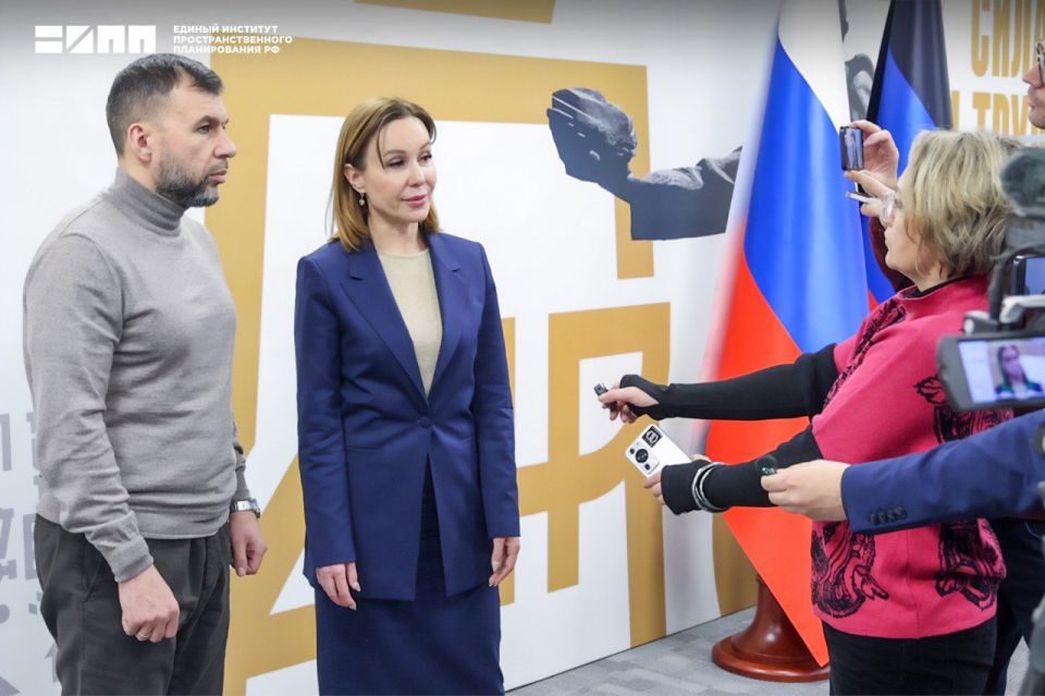 Александр Подгорный: Югорские строители завершили работы на фасаде макеевского детсада № 19 Александр Подгорный: Югорские строители завершили работы на фасаде макеевского детсада № 19