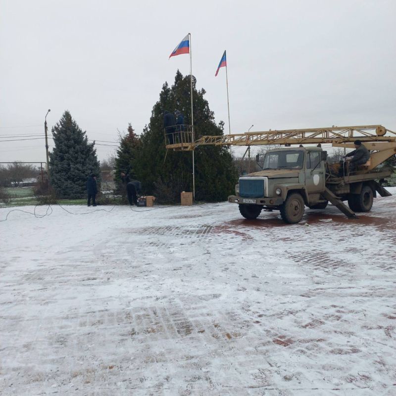 Новогоднее настроение!. В преддверии зимних праздников, 16 декабря, в поселке Ялта состоялось праздничное мероприятие по украшению главной новогодней ели Новогоднее настроение!. В преддверии зимних праздников, 16 декабря, в поселке Ялта состоялось праздничное мероприятие по украшению главной новогодней ели